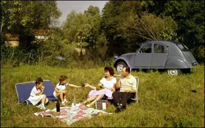 Elle était pratique avec ses sièges amovibles pour un pique-nique. Quelle est cette auto familière ?