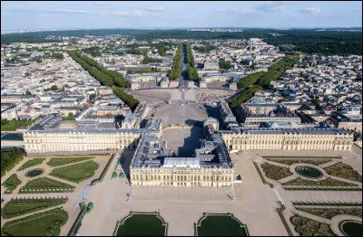 Quelle est cette ville, chef-lieu des Yvelines, mondialement célèbre pour son château classé au patrimoine mondiale de l'humanité ?