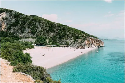 Un beau pays, réputé pour ses plages paradisiaques qui a pour capitale Tirana, c'est...