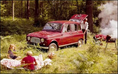 Cette auto fut produite à 8 135 424 exemplaires, ce qui en fait la deuxième voiture française la plus fabriquée. Quelle est-elle ?