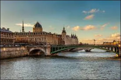 Quel célèbre fleuve traverse cette belle ville ?