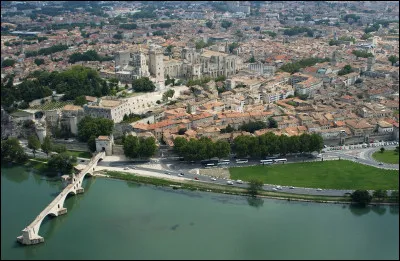 Quelle est cette ville, chef-lieu du Vaucluse, surnommée la "cité des papes", célèbre pour ses remparts, son château papal, son pont et son festival ?