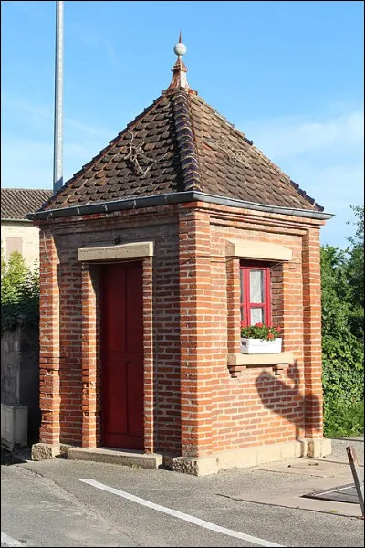 À défaut de banc, voici l'ancien "poids public" de ce village de l'Ain : ça va peut-être créé le ...