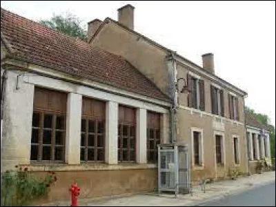 Je vous propose de commencer notre balade en Nouvelle-Aquitaine, à Grives. Commune de l'arrondissement de Sarlat-la-Canéda, elle se situe dans le département ...