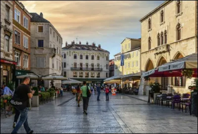 Dans la ville, un Légendaire se cache. Qui est-ce ?