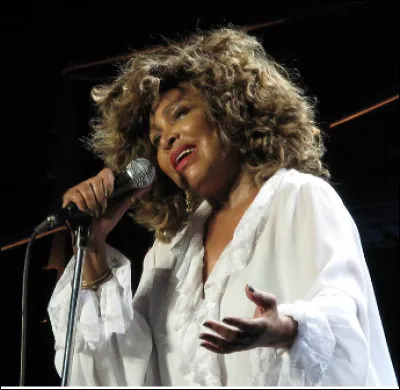 Qui est cette Tina, chanteuse, danseuse, compositrice et actrice d'origine américaine naturalisée suisse ?