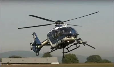 Un hélicoptère survole la route et repère les véhicules qui ne respectent pas les distances de sécurité par exemple. Quels sont les deux éléments qu'indiquent les flèches ?