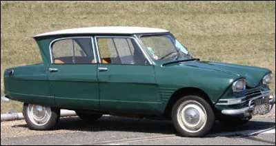 Cette auto est une Citroën Ami 6.