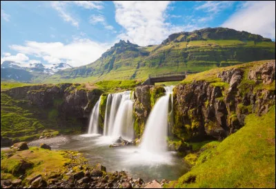 Complétez : 
"Allt þar féll í ljúfa..."