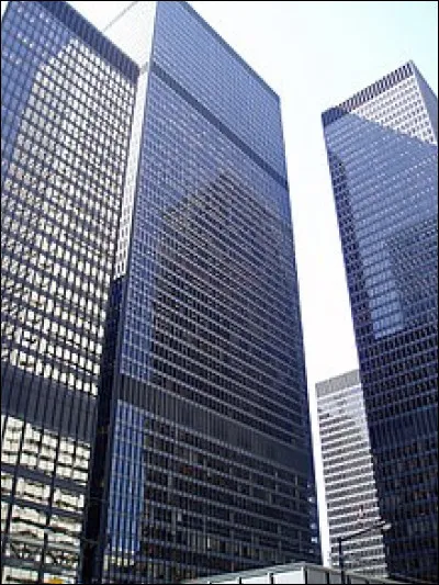 A Toronto, l'avocat Gary Hoy décide de démontrer, lors d'une visite, la solidité des vitres de la Bank Tower, le voici donc qui met un grand coup d'épaule dans une vitre ...