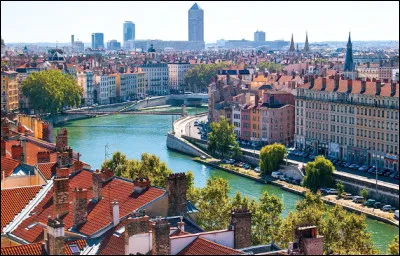 Quelle est cette ville, ancienne capitale des Gaules, siège d'un archevêché et chef-lieu de la région Auvergne-Rhône-Alpes ?