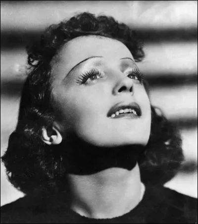 Dans quelle chanson célèbre d'Edith Piaf peut-on entendre ces paroles : 
"Je renierais ma patrie
Je renierais mes amis
Si tu me le demandais
On peut bien rire de moi
Je ferais n'importe quoi
Si tu me le demandais" ?