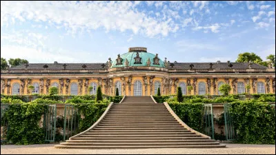 Ce château, bâti entre 1745 et 1747, ancienne résidence royale, se trouve en Grande-Bretagne :