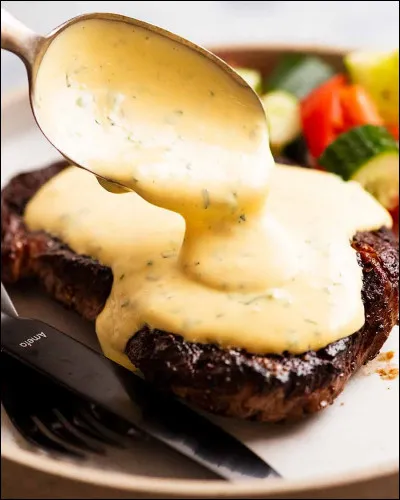 Gastronomie : Quelle herbe aromatique est un ingrédient indispensable de la sauce béarnaise ?