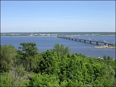 Quel est ce grand fleuve de Russie d'Europe, long de 3 690 km, qui se jette dans la mer Caspienne ?