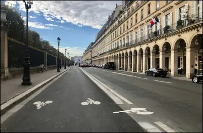 Tu te promènes dans la rue et une vieille dame fait tomber son sac et te demande de le ramasser, que fais-tu ?