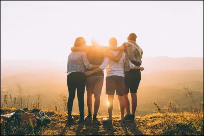 Met-toi dans l'histoire : Tu es à l'école, en récré, et tu discutes avec ta meilleure amie qui s'appelle Emily. Puis, une amie à toi arrive et te demande si elle peut rester avec vous. Elle s'appelle Hannah. Tu acceptes, mais vois qu'elle est accompagnée de sa meilleure amie Kristelle, que tu n'apprécies pas vraiment.