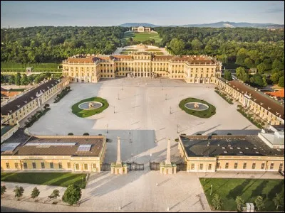 Dans quel pays devrez-vous aller pour voir ce grand château construit à la toute fin du XVIIe siècle ?