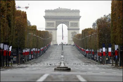 Célèbre ville possédant pas moins de 2 100 monuments. Mes plus célèbres sont la tour Eiffel et Notre-Dame de Paris. Je suis...