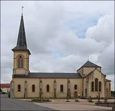 Je vous propose de commencer notre balade devant l'église Saint-Honorat, à Avrilly. Commune d'Auvergne-Rhône-Alpes, dans l'arrondissement de Vichy, elle se situe dans le département ...