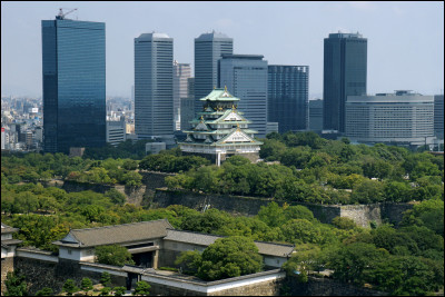 Osaka, 2,7 millions d'habitants, est une ville d'...