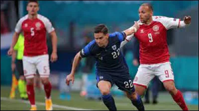 Quel joueur danois a fait un arrêt cardiaque en plein match lors du match "Finlande - Danemark" ?