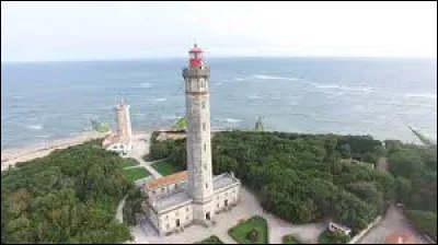 Sur quelle île se trouve le phare des Baleines ?