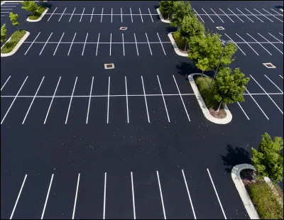 La nuit, le parking est éclairé par un...