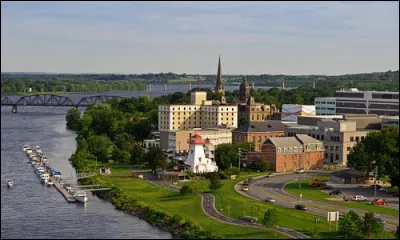 Fredericton, 56 000 habitants, est une ville d'...