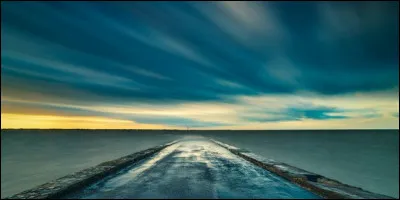 Pour se rendre sur cette île de l'Atlantique, on peut emprunter un pont ou passer à marée basse sur une route. Comment s'appelle cette dernière ?