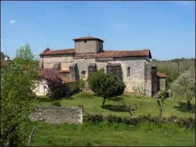 Allez, c'est parti ! Nous commençons notre périple en Nouvelle-Aquitaine, à Cherves-Châtelars. Commune de l'arrondissement de Confolens, elle se situe dans le département ...