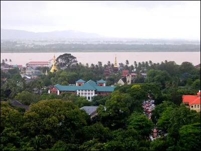 Moulmein, 500 000 habitants, est une ville d'...