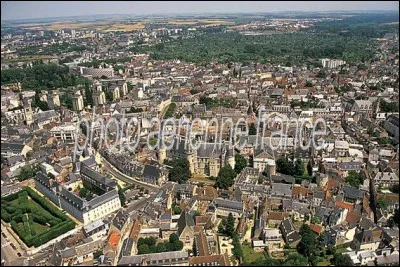 La moelle épinière est quasi inexistante chez le nouveau-né. À quel âge est-elle achevée ?