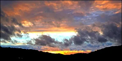 Commençons notre périple sur Terre. Lorsqu'on contemple le paysage, on remarque que le ciel change de couleur au cours de la journée. La couleur du ciel est influencée par l'atmosphère terrestre. Comme nous l'apprend Larmor, une particule chargée (non-relativiste) en mouvement émet un rayonnement. Si on observe le ciel bleu en milieu de journée, c'est parce que ...