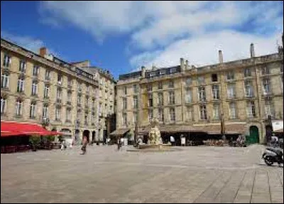 Retrouvons-nous "place du Parlement" : c'est une jolie petite place bordée d'immeubles du XVIIIe siècle. Vous devriez trouver sans grande difficulté, car, dans le premier quiz, vous êtes venu dans cette ville. Où êtes-vous ?