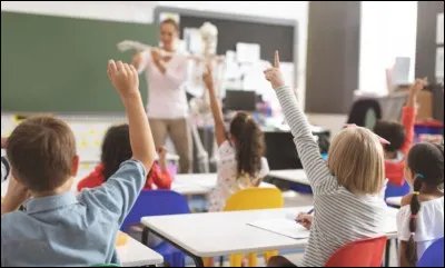 Tu arrives en retard en cours, et la maîtresse a déjà commencé à expliquer la leçon. Que fais-tu ?