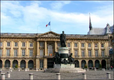 Commençons par cette "Place royale" avec son monument à Louis XV : dans quelle ville sommes-nous ?