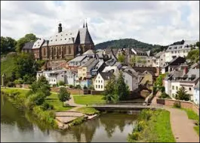 Dans quel département se situe la ville de Sarrebourg ?