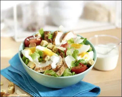 Quel fromage est incontournable dans la salade César ?