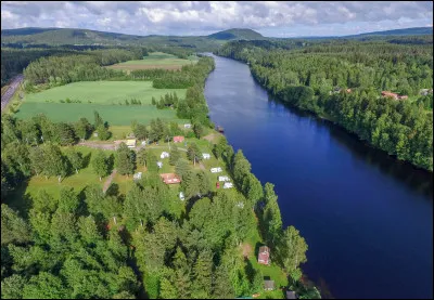 Dans quel pays pourrez-vous faire une balade bucolique dans la région lacustre et forestière de Dalécarlie ?