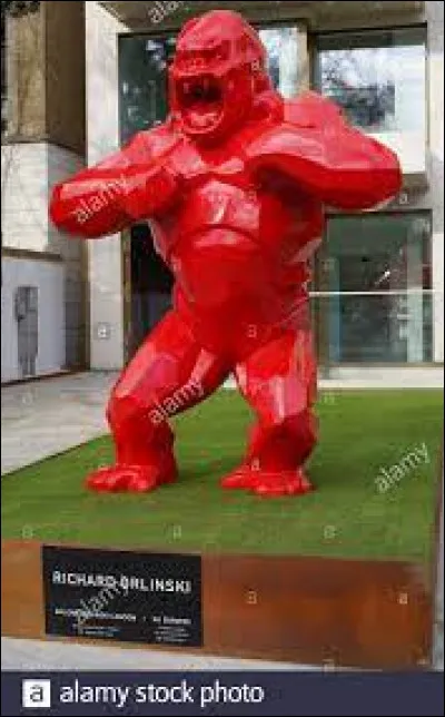 Qui a créé cette sculpture de couleur rouge représentant King Kong ?