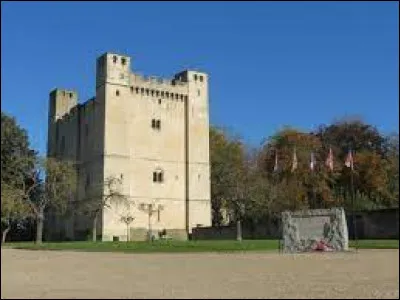 Nous commençons notre balade en Normandie sur la place principale de Chambois, au pied du donjon. Ancienne commune de l'arrondissement d'Argentan, elle se situe dans le département ...