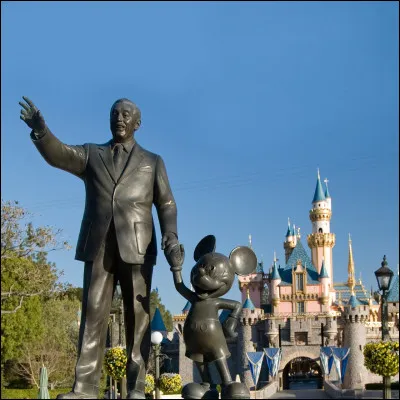 Pour commencer, comment se nomme ce parc très célèbre ouvert le 12 avril 1992 se situant près de Paris, où l'on peut voir l'image ci-dessus ?