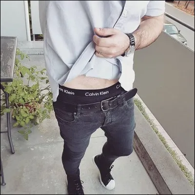 Comment s'appelle la manière, pour un homme, de porter son pantalon de façon à laisser voir une partie du caleçon ?