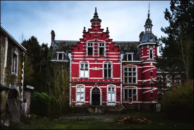 Un homme entre dans la station « Château Rouge ». Château Rouge est un quartier de Paris situé sur le flanc oriental de la butte Montmartre. Savez-vous dans quel arrondissement il se situe ?