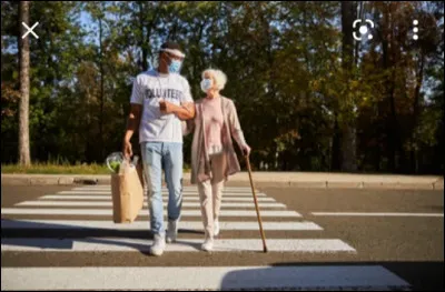 Si une vieille dame traverse le passage piéton devant toi avec des sacs lourds et qu'elle est en difficulté, que fais-tu ?