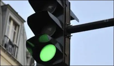 Le feu devient vert. Devant toi, une voiture n'avance pas. Comment réagis-tu ?