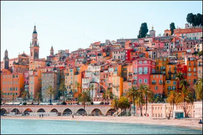 Par quel terme flatteur est surnommée la ville de Menton ?