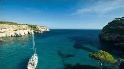 Laquelle de ces villes est située au bord de la mer Méditerranée ?