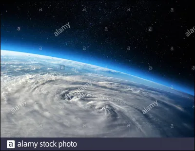 Je suis située au-delà de 600 kilomètres d'altitude et je suis donc la plus haute couche de l'atmosphère.
Qui suis-je ?